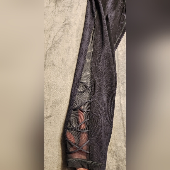 Victoria's Secret Incredible Essential Legging 7/8 Sz XL NWT Snake Print - Picture 2 of 6